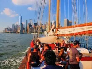 Crucero en gran velero a la Estatua de la Libertad en Nueva York