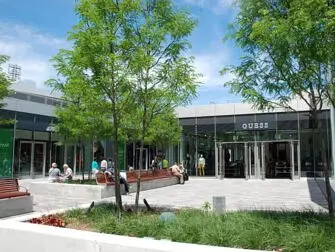 Empire Outlets New York City en Nueva York - Guess